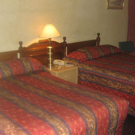 Town And Country Motor Hotel YYC Exteriör bild