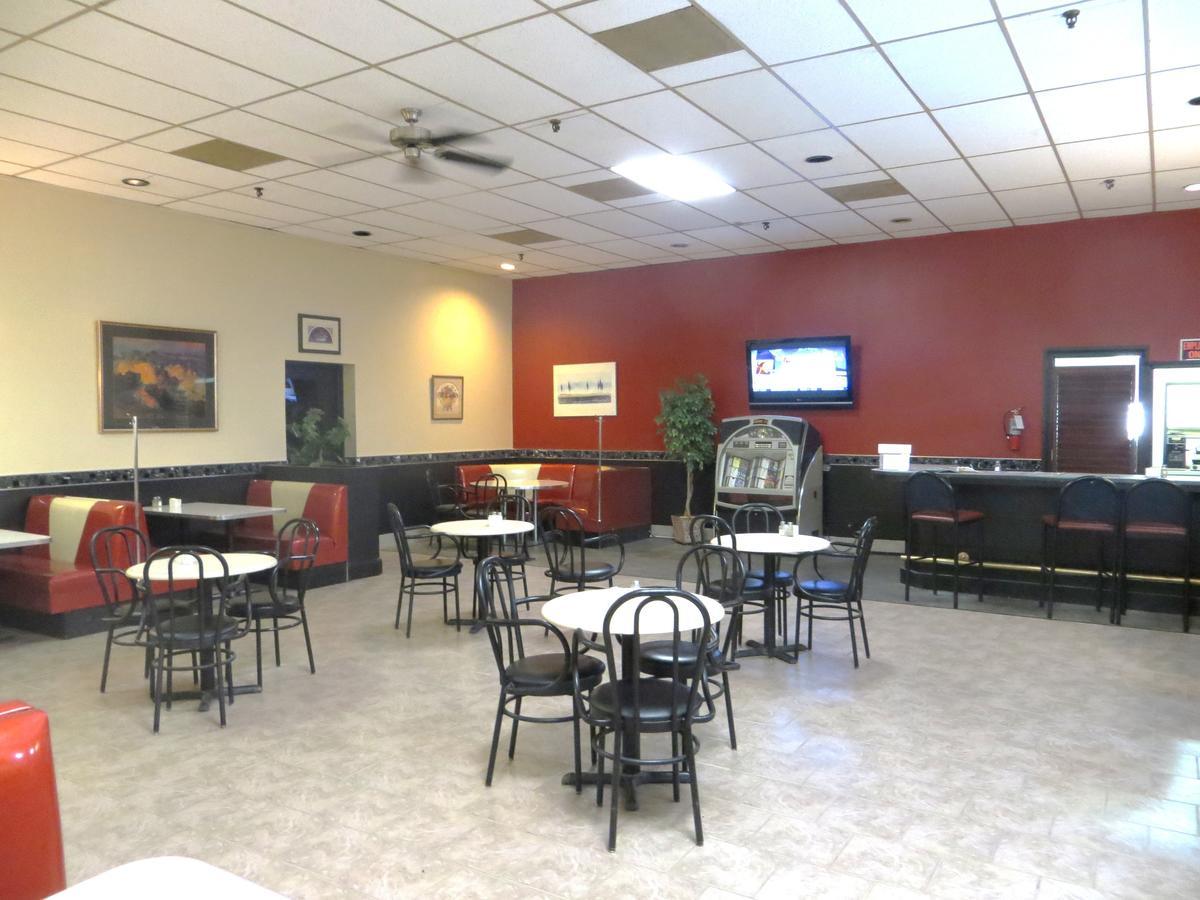 Town And Country Motor Hotel YYC Exteriör bild