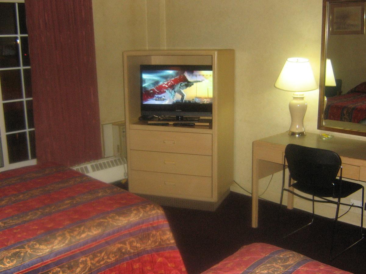 Town And Country Motor Hotel YYC Exteriör bild