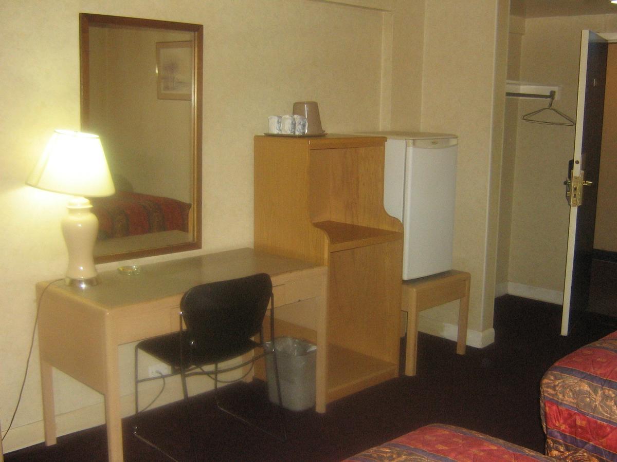 Town And Country Motor Hotel YYC Exteriör bild
